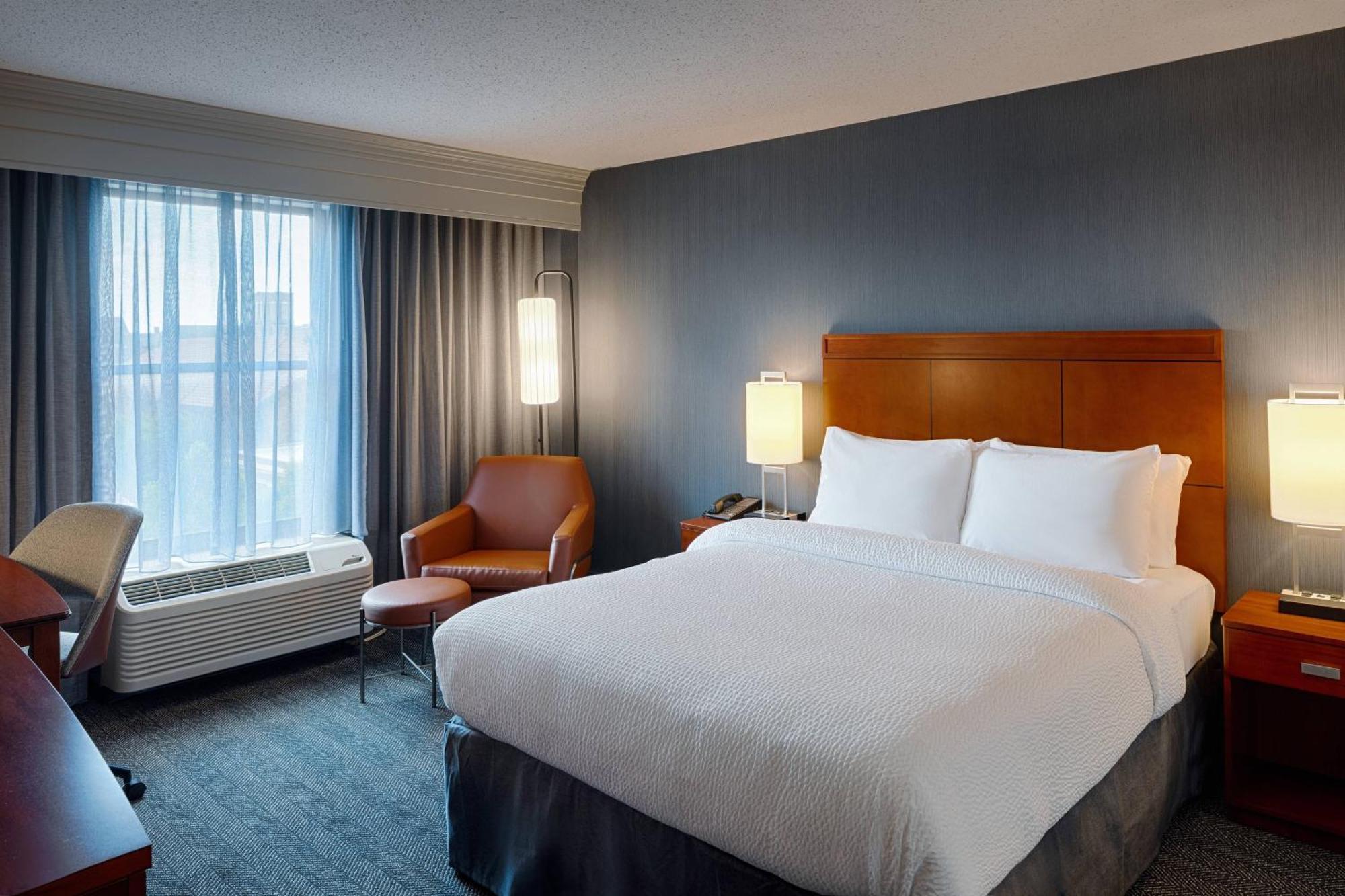 Готель Courtyard By Marriott Springfield Downtown Екстер'єр фото