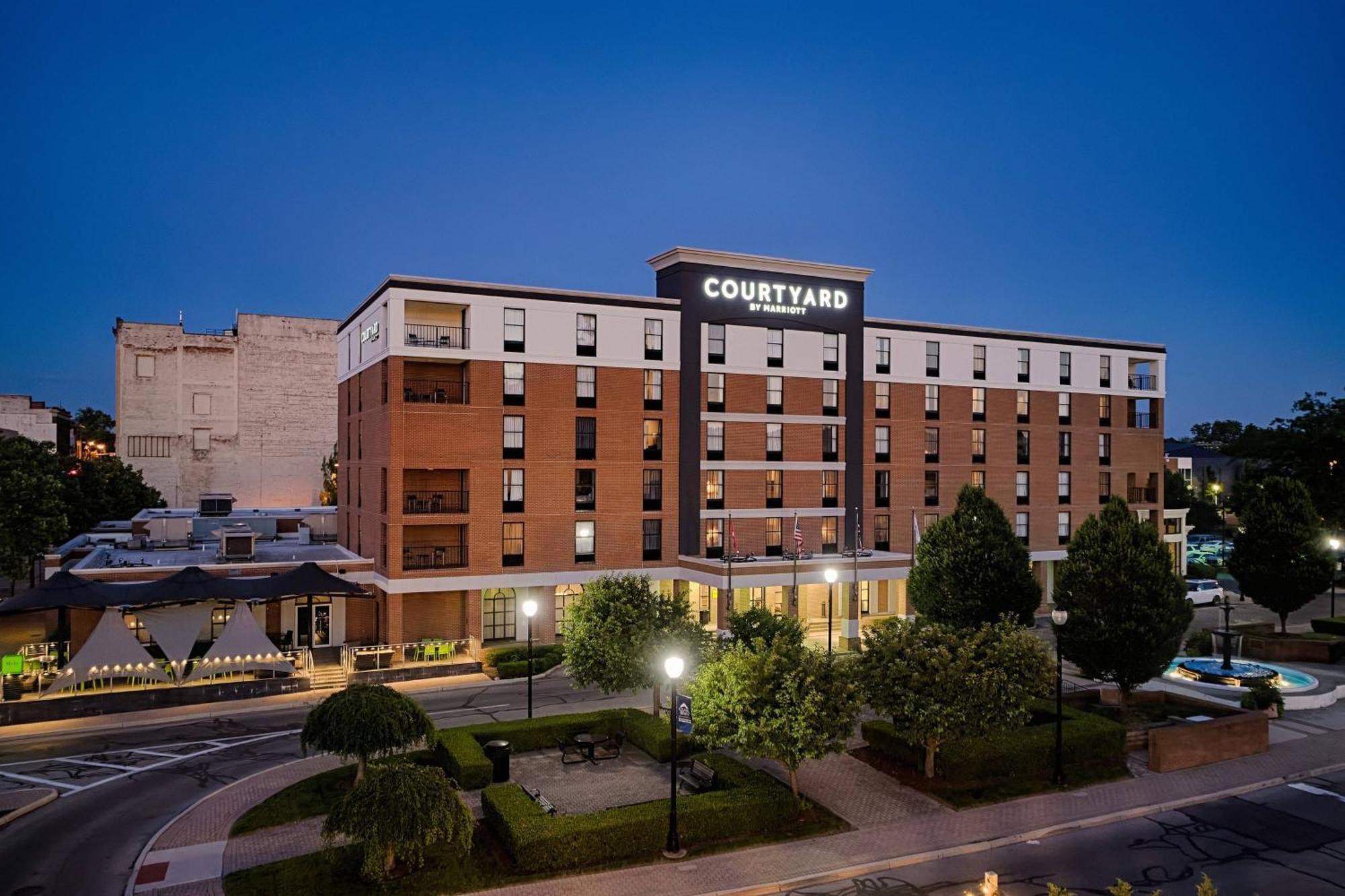 Готель Courtyard By Marriott Springfield Downtown Екстер'єр фото