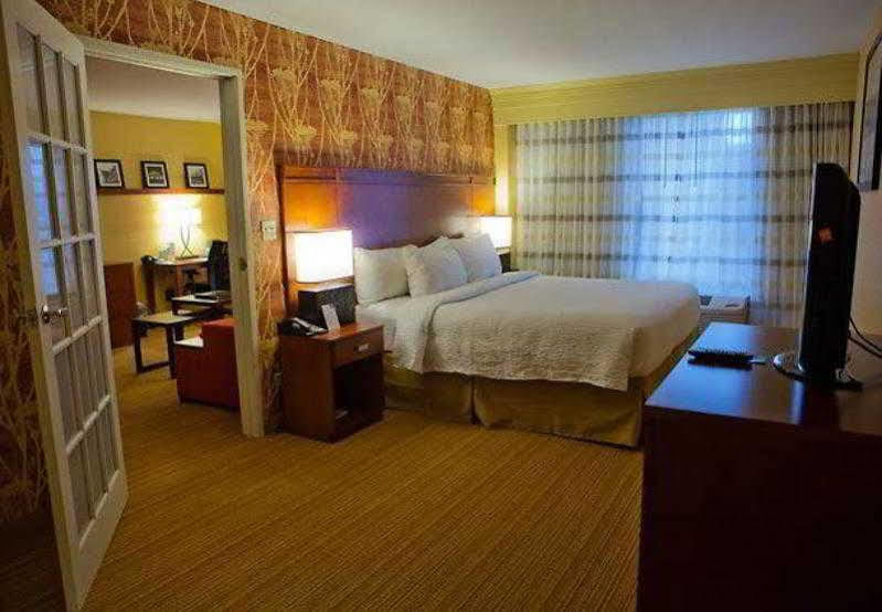 Готель Courtyard By Marriott Springfield Downtown Екстер'єр фото